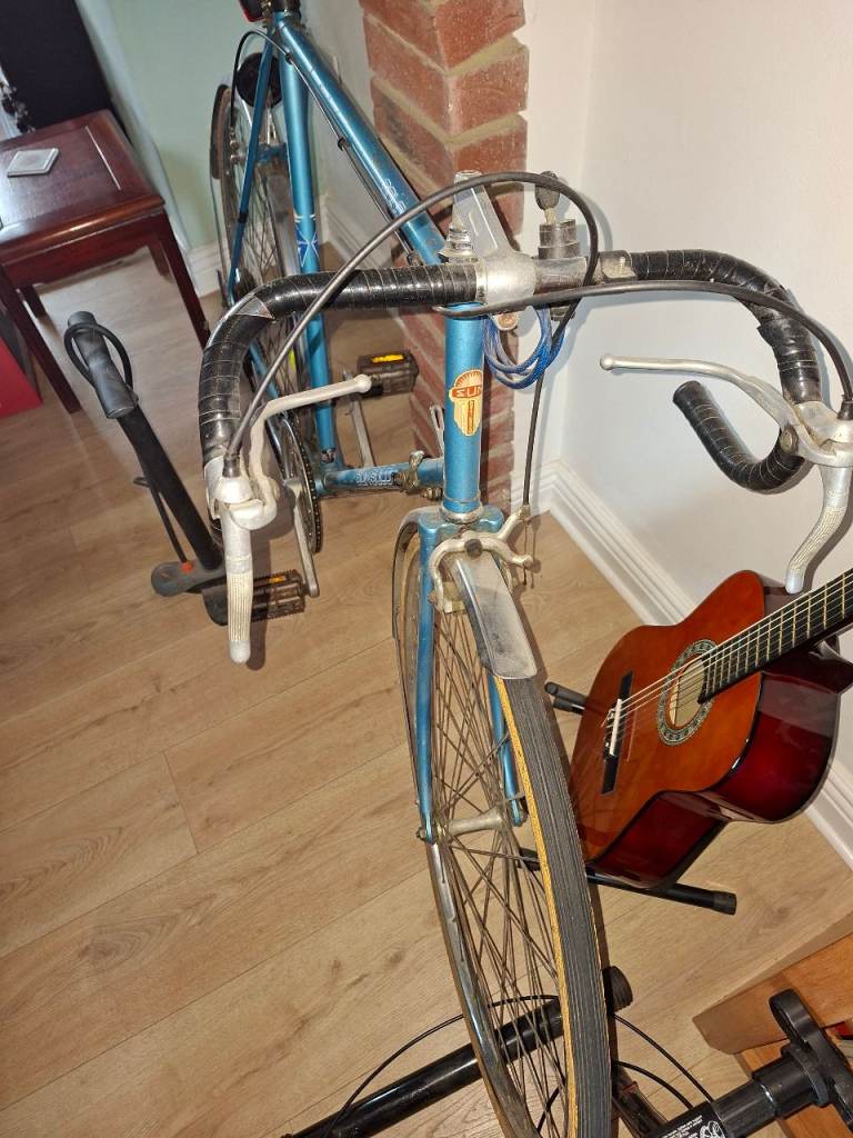 Road bike racing racer old school sunsolo with pump and trainer