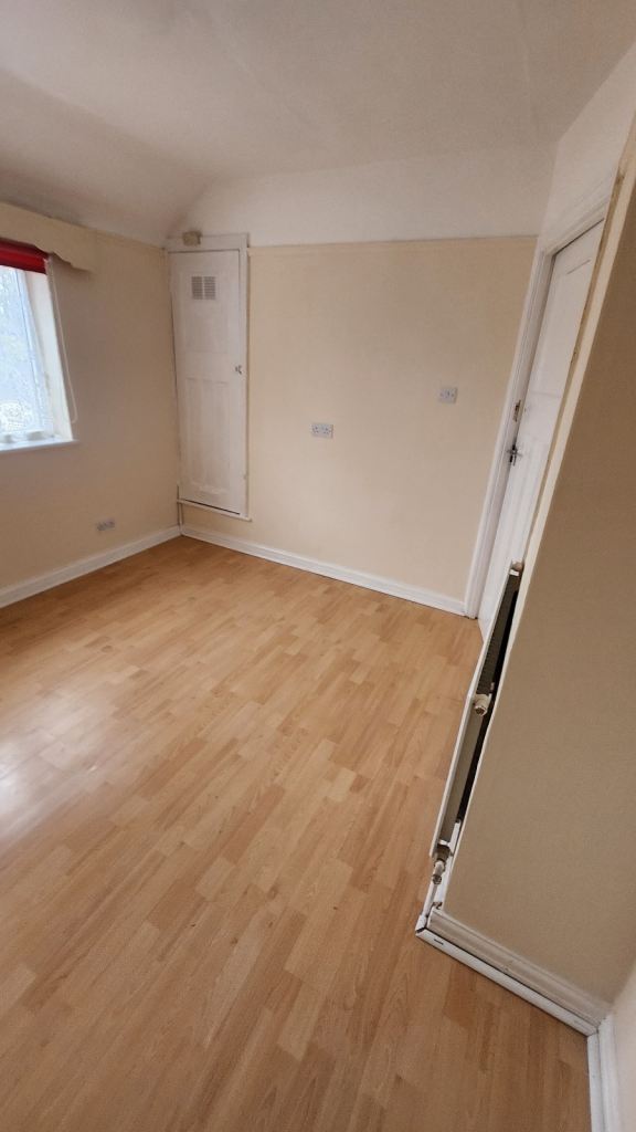 FOUR BEDROOM HOUSE TO LET AT BEAM AVENUE DAGENHAM RM10 9BS. 