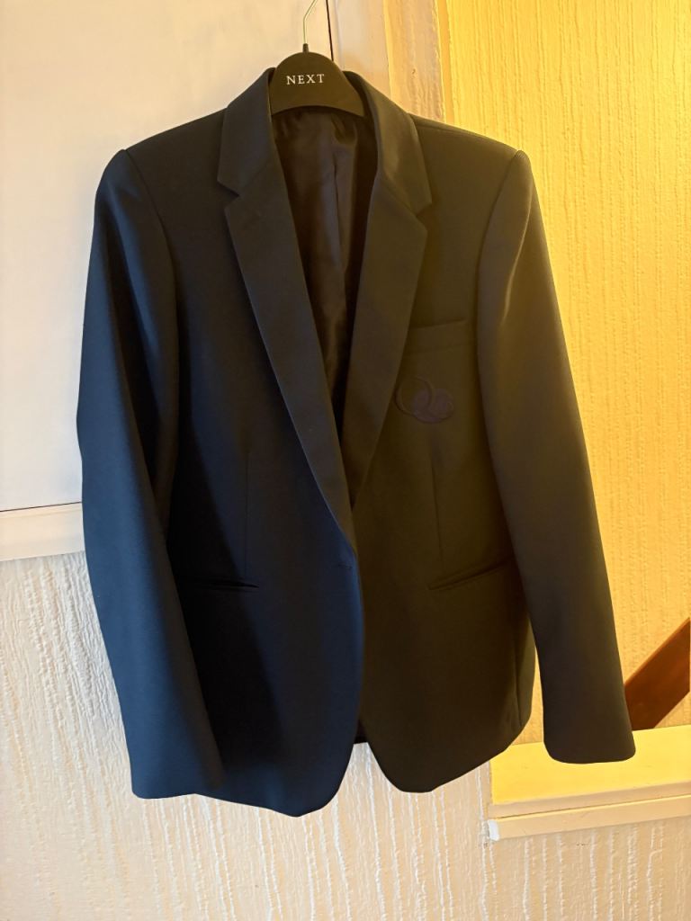 Q3 boys blazer size 32. Pick up b68 