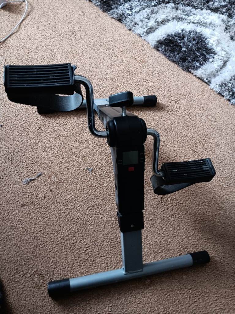 Leg exercising  machine 