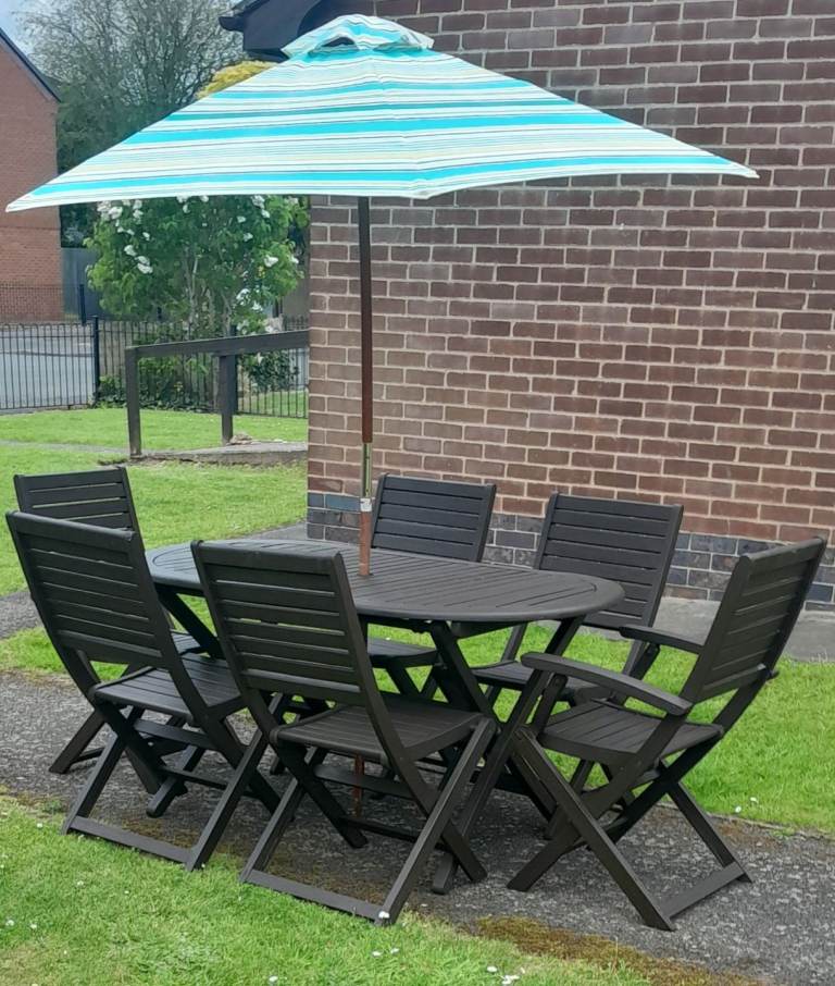 GARDEN TABLE AND 6 CHAIRS 