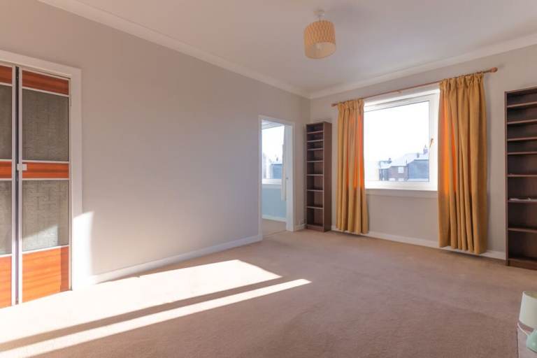 Enticing, 3 bedroom, upper villa in Boswall with driveway and private parking – available June