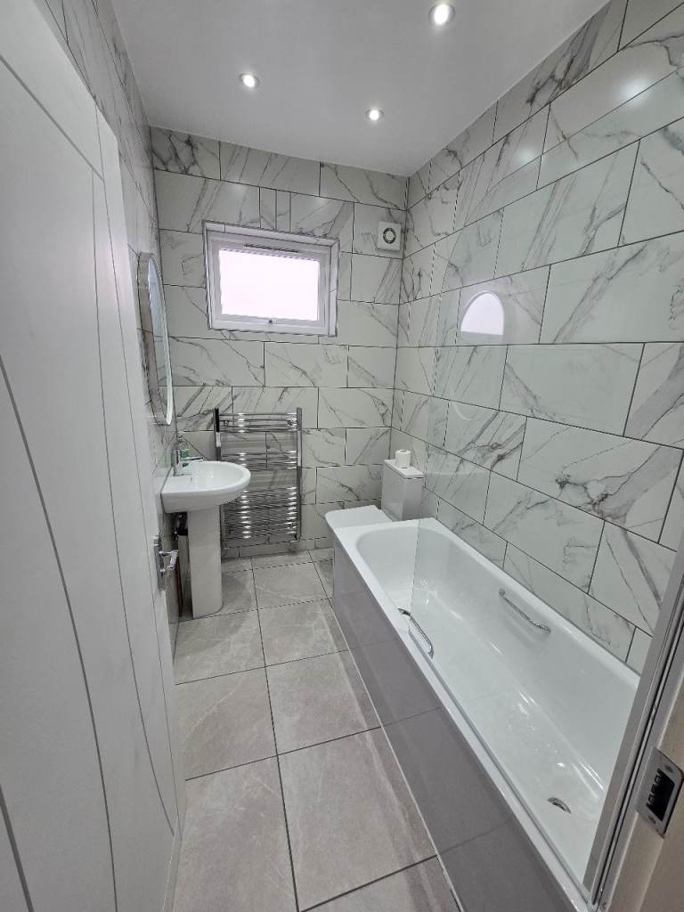 5 Bedroom PLUS A SEPARATE STUDY ROOM Semi-Detached Family Home To Rent