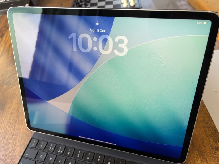 Apple iPad Pro 2020, 1TB with Magic Keyboard – Good Condition