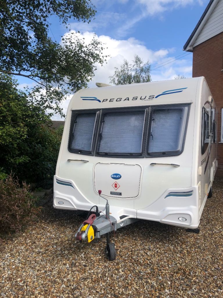 Bailey Pegasus Verona 2011 – 4 Berth – Fixed French Bed – Motor Mover – Excellent Condition