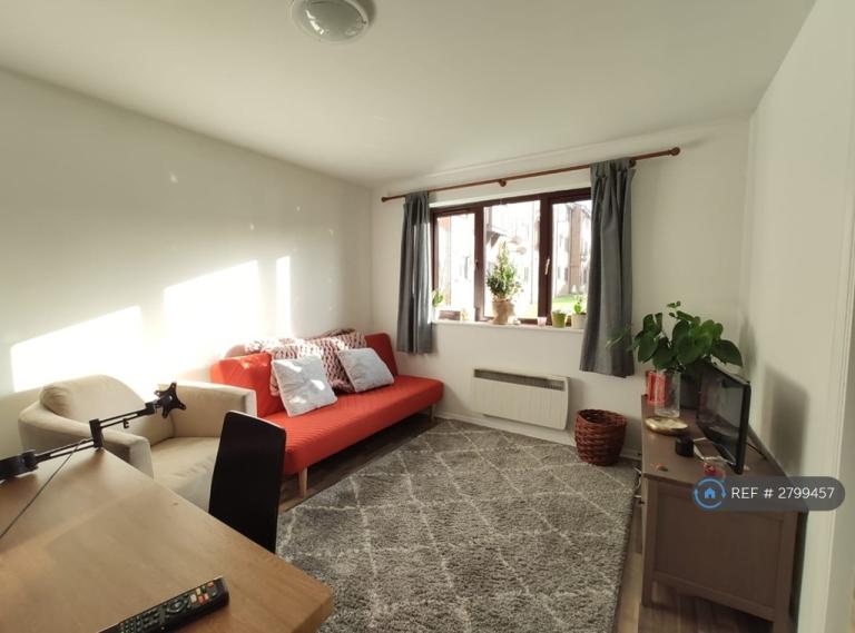 1 bedroom flat in Inwen Court, London, SE8 (1 bed) (#2799457)