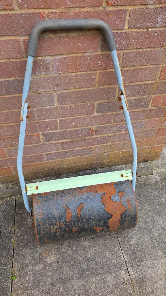 Garden lawn roller