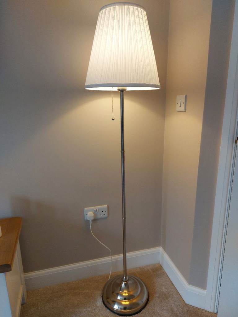 Free standing lamp