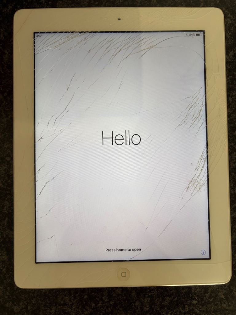 Apple iPad 16GB – White, Cracked Screen