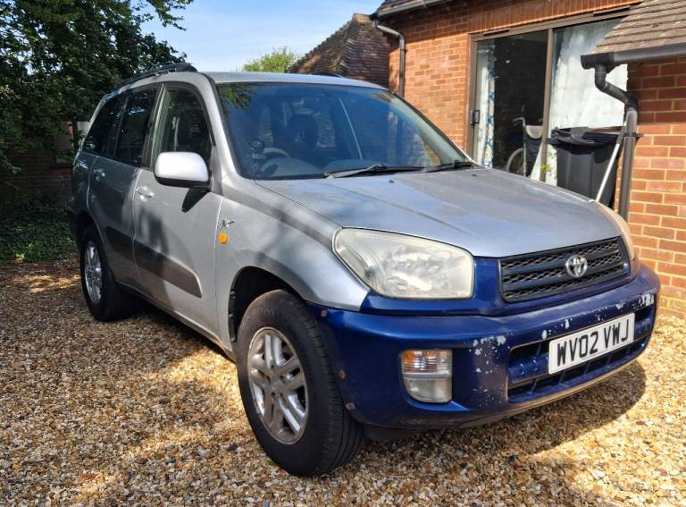 *Toyota, RAV 4 *