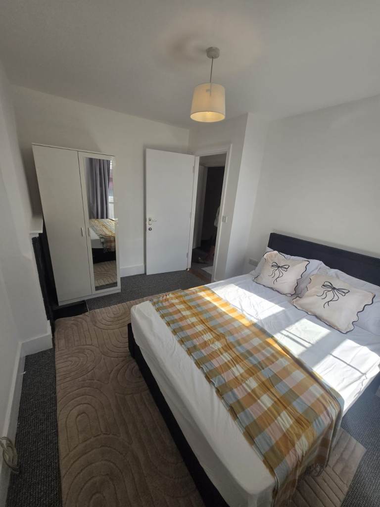 Furnished double and single rooms to let Maidstone centre. £495-£625pcm. Bills included