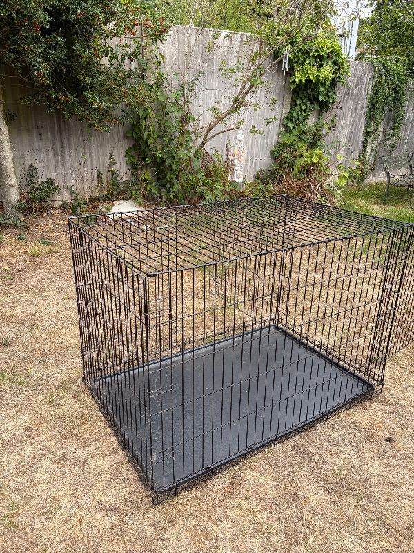 Large Black Metal Dog Crate with Plastic Tray