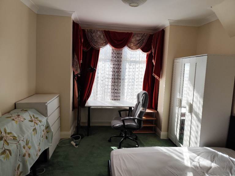 Spacious clean beautiful quiet double room including all bills only 3 min.walk to East ham station