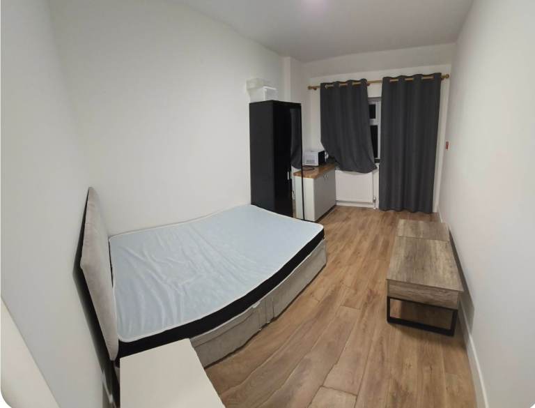 ROOM WITH PRIVATE BATHROOM  - MITCHAM CR4 1EG