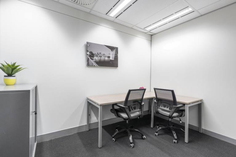 Uxbridge - UB10 0FD \ Office Space for Rent with 2 Desks