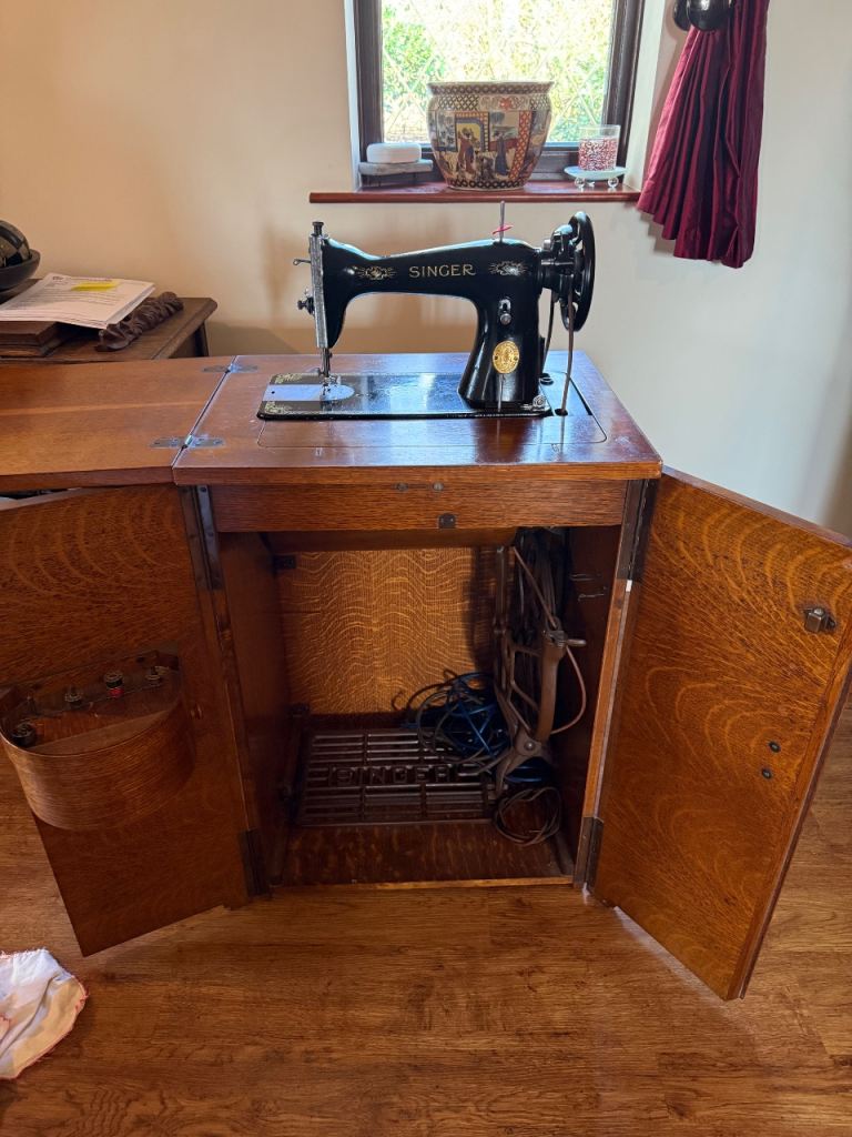 ** REDUCED **Singer Sewing Machine and Cabinet