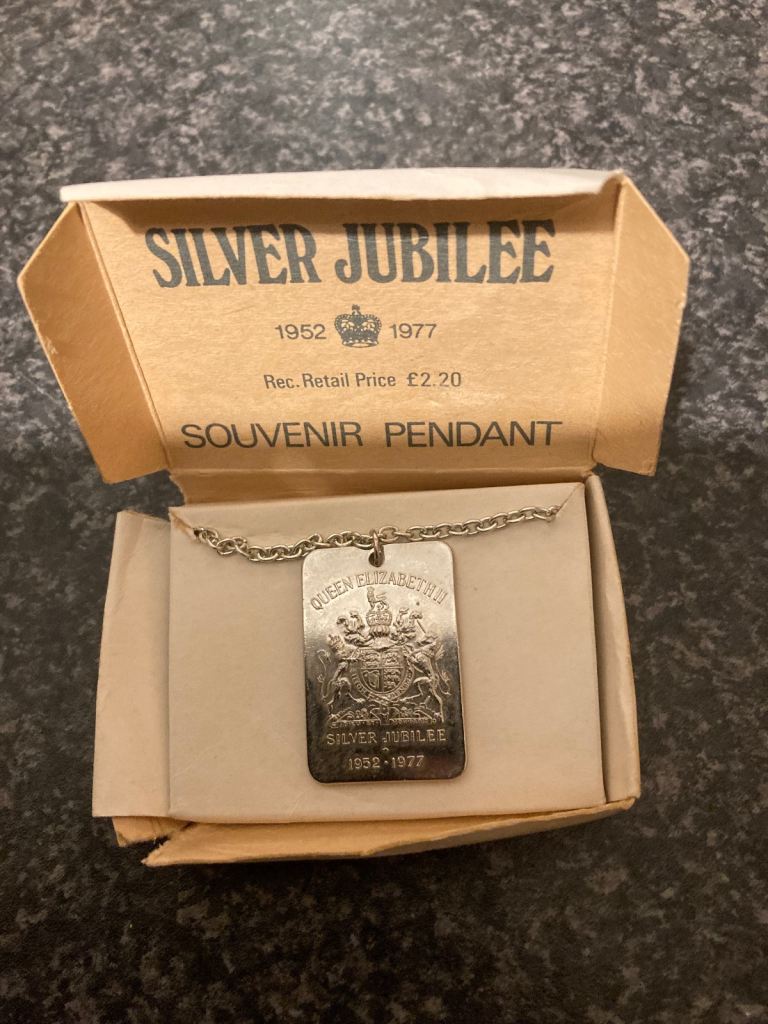Silver jubilee 1952 - 1977 souvenir pendant 