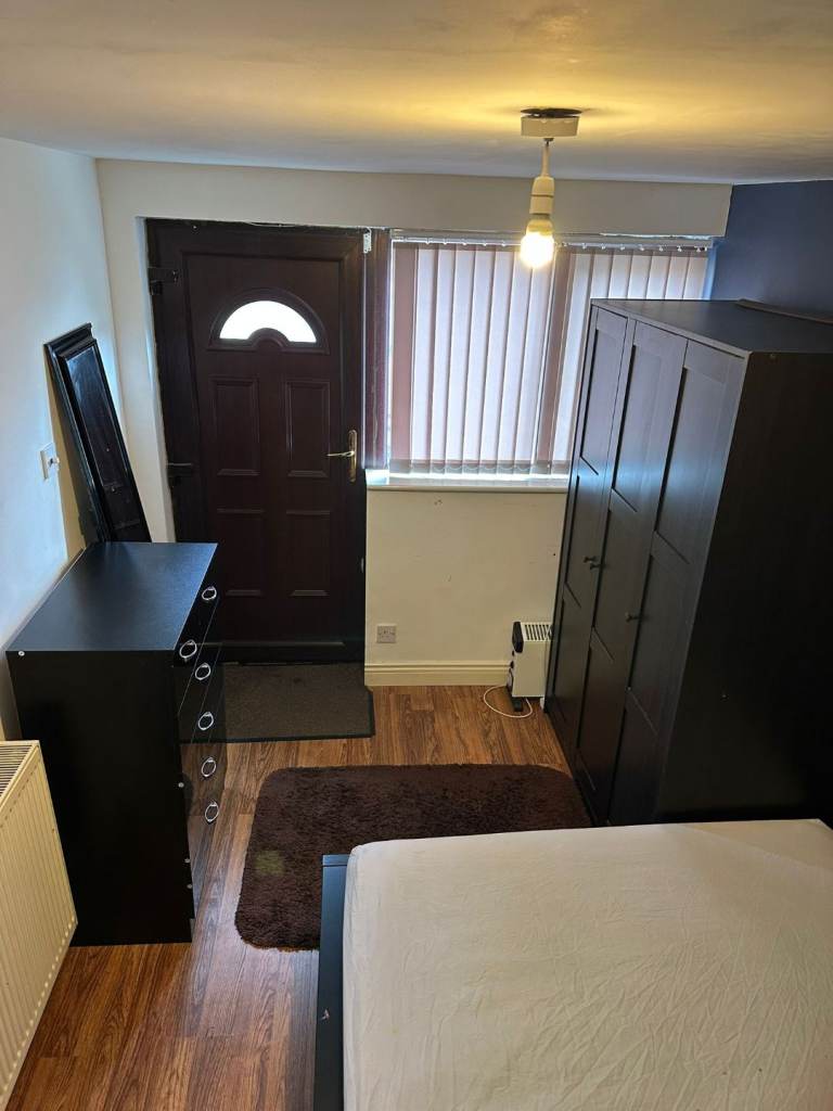 Large Double Bedroom(Fully Furnished)