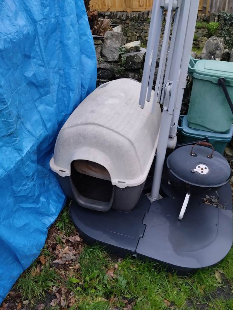 Dog house £10