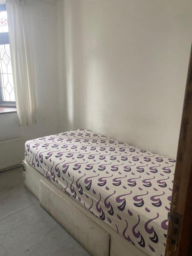 SPACIOUS CLEAN FURNISHED SINGLE  ROOM - CLOSE TO TUBE AND BUSES-MOVE IN TODAY