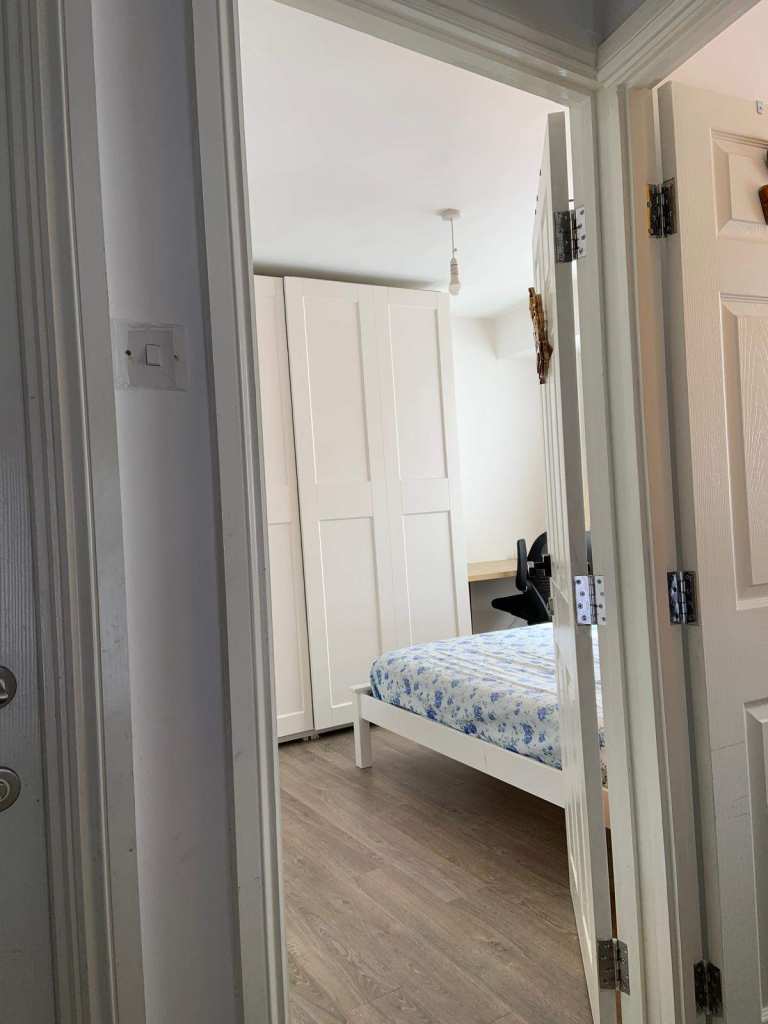 Large Spacious Double Room for rent-Frnt RD View