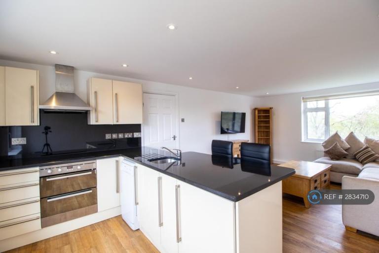3 bedroom flat in Cuffley, Potters Bar, EN6 (3 bed) (#2834710)