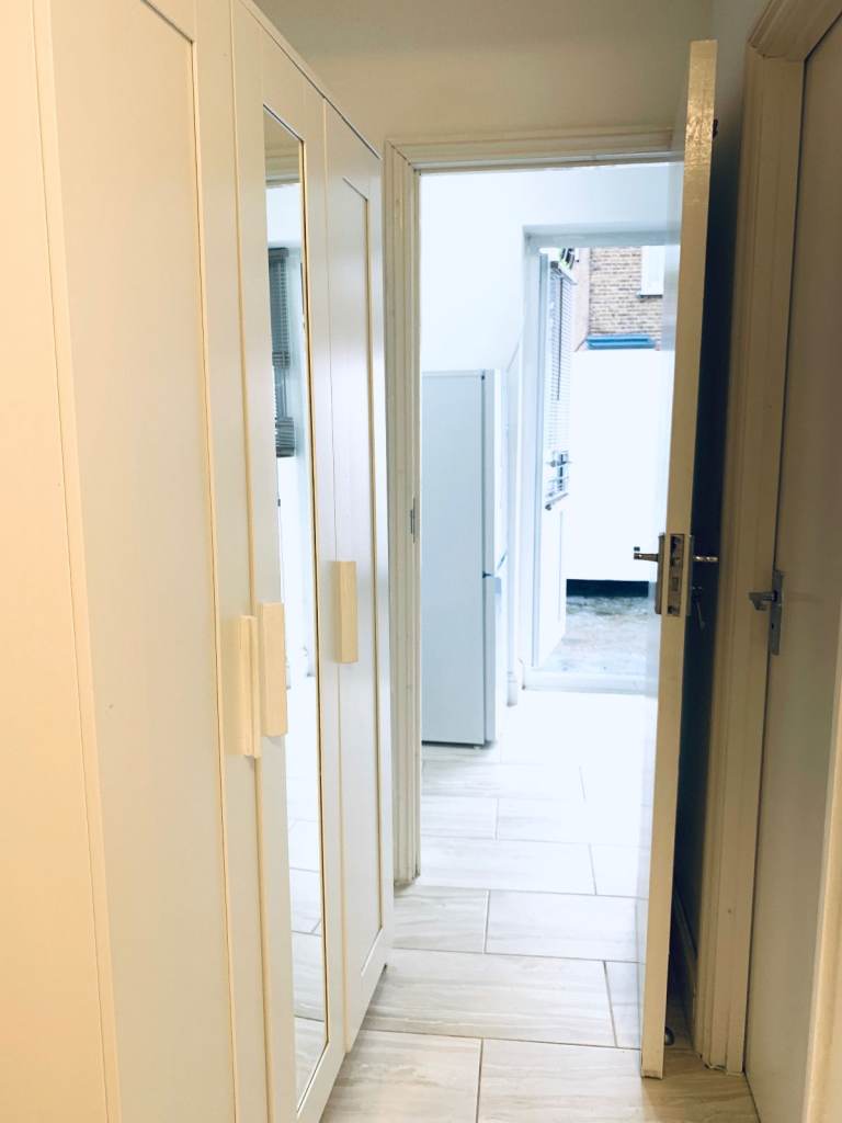 REFURBISHED: COMPLETE INDEPENDENT STUDIO: NEXT TO EASTHAM STATION: ALL BILLS INCLUSIVE 