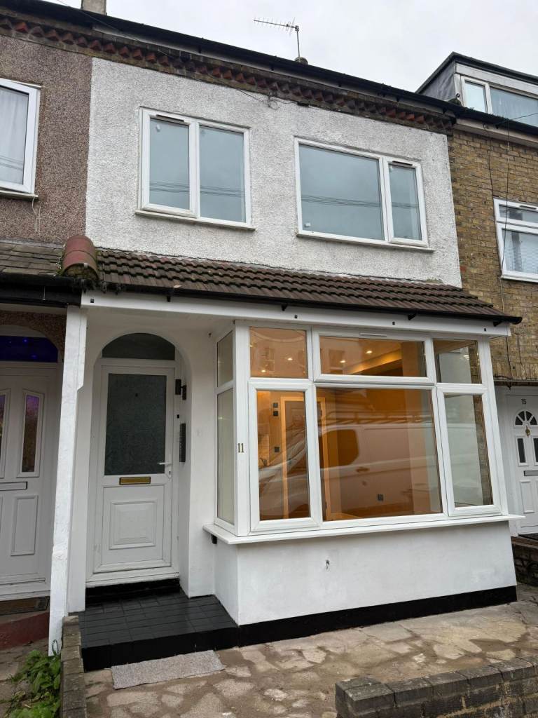 Corporate Let Opportunity: 6 Ensuite Studio-Style Rooms in Harrow HA2 8EG