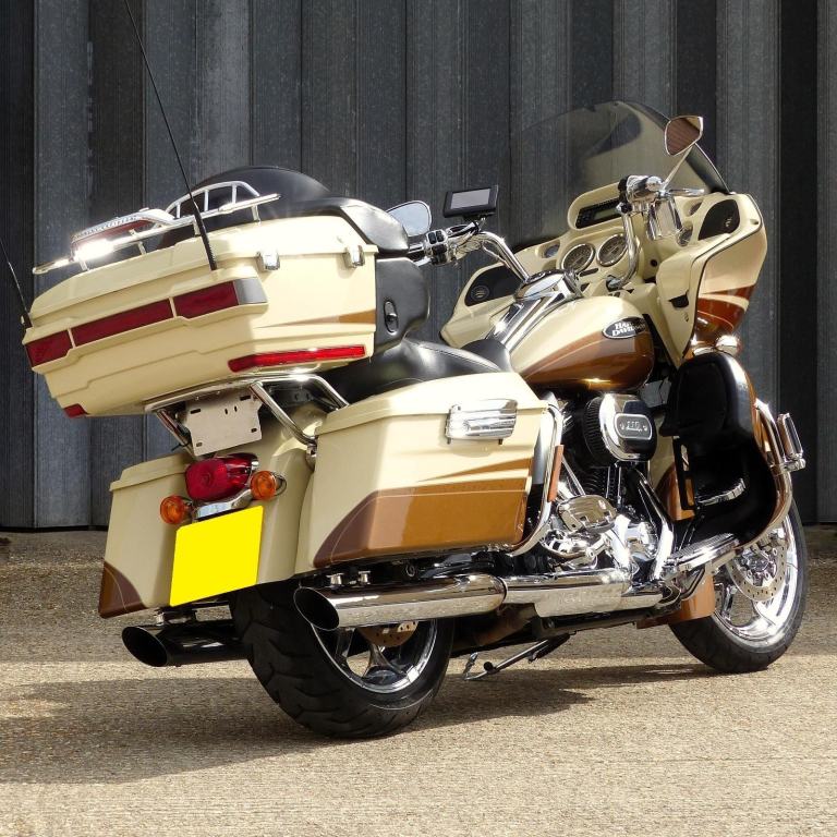 Harley Davidson FLTRUSE CVO Road Glide Ultra 1801cc – Rare collectors machine.