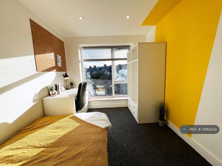1 bedroom flat in Cathays Terrace, Cardiff, CF24 (1 bed) (#2982032)