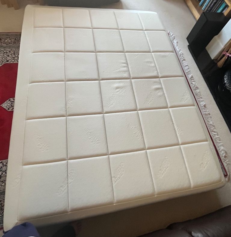 King size memory foam Tempur mattress with washable cover, exc condition