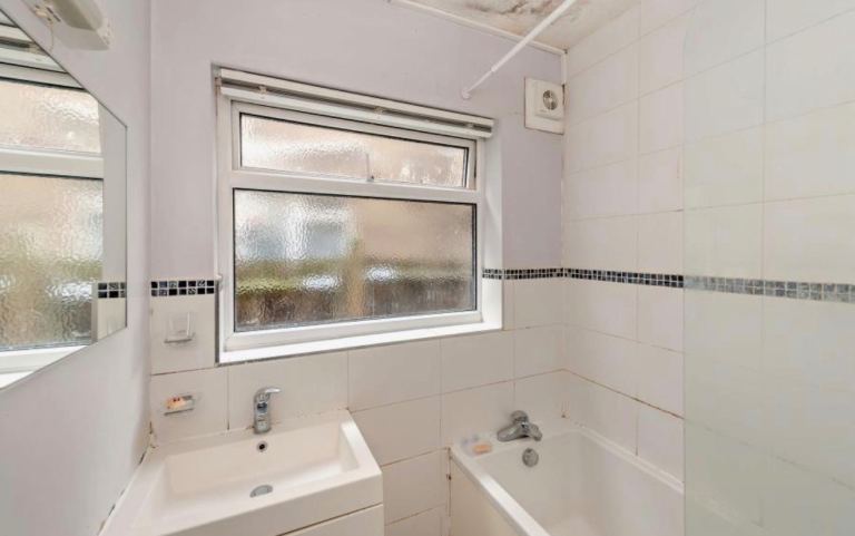 Separate Double bed room in property with kitchen and bathroom shared with 1 other person only. 