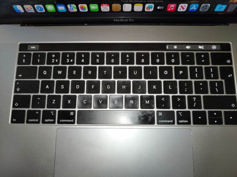 MacBook Pro A1990 – 15Inch Retina, i7, 16GB RAM