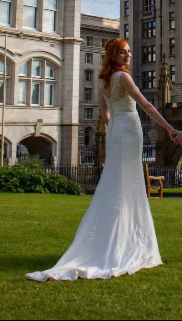 Beautiful wedding dress size 8