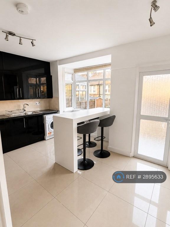 2 bedroom house in Lessingham Avenue, London, SW17 (2 bed) (#2895633)