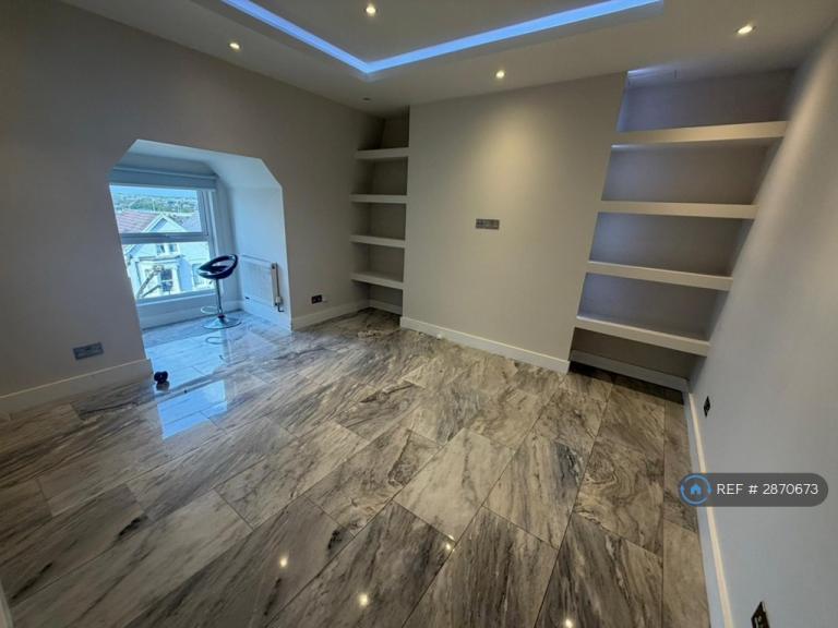 2 bedroom flat in Alexandra Park Road, London, N22 (2 bed) (#2870673)