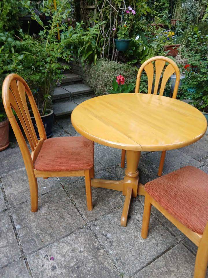 Dining table and 3 chairs, good condition. Table d92 x h 75cm.