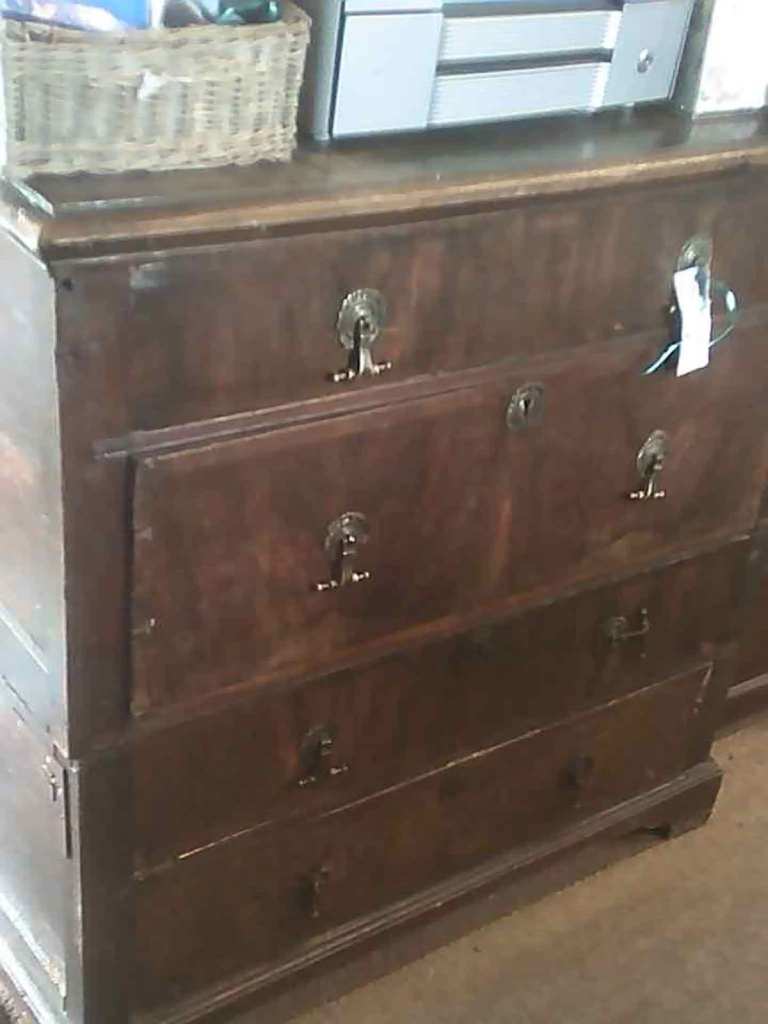 ANTIQUE LARGE WALNUT CHEST OF 4 DRAWERS. *SPLITS IN 2, IDEAL FOR TRANSPORTING. DELIVERY AVAILABLE