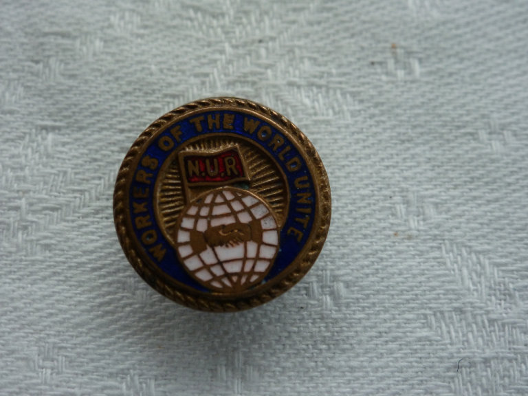 1940/50’s Workers Of The World Unite. NUR Vintage Enamel Lapel Badge, Railwayana. 