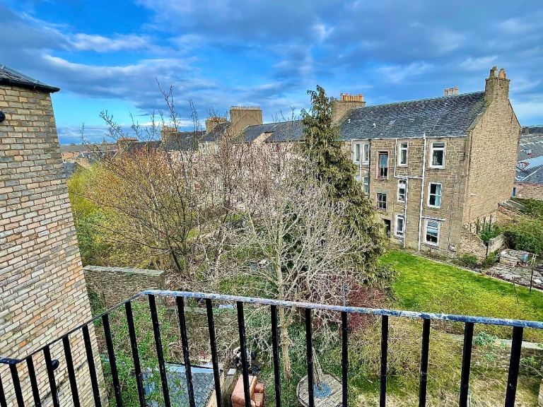 Dundee 2 bedroom flat or long term. Gaz central heating, Rent 