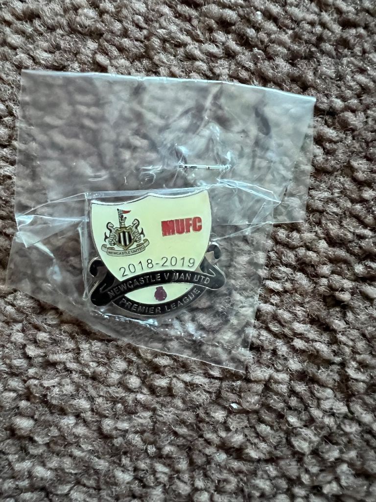 Newcastle united v Man United 2018-2019 Season pin badge New  Brand new