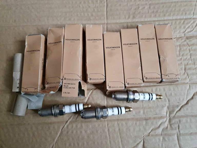 8 X GENUINE VW AUDI V8 SPARK PLUGS BRAND NEW 