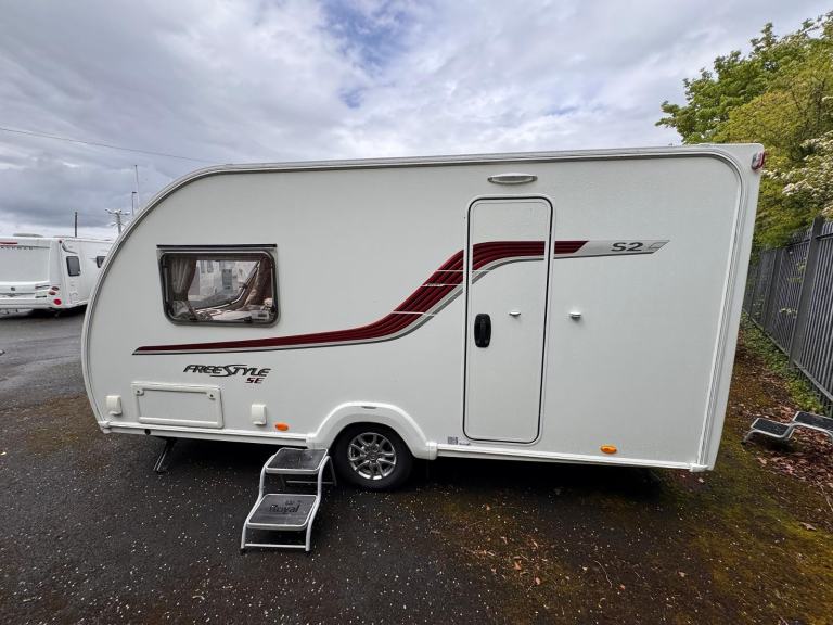 SWIFT SPRITE FREESTYLE S2 2015 MODEL 2 BERTH REAR WASHROOM TOURING CARAVAN