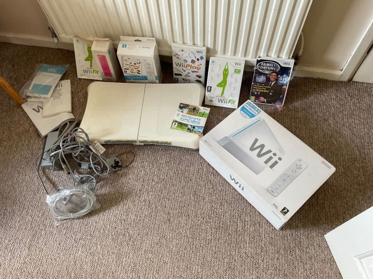 Nintendo Wii Console Bundle with Games and Accessories