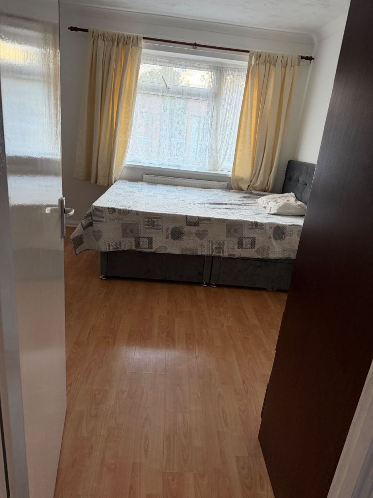 Double room for rent in TW5 9JQ