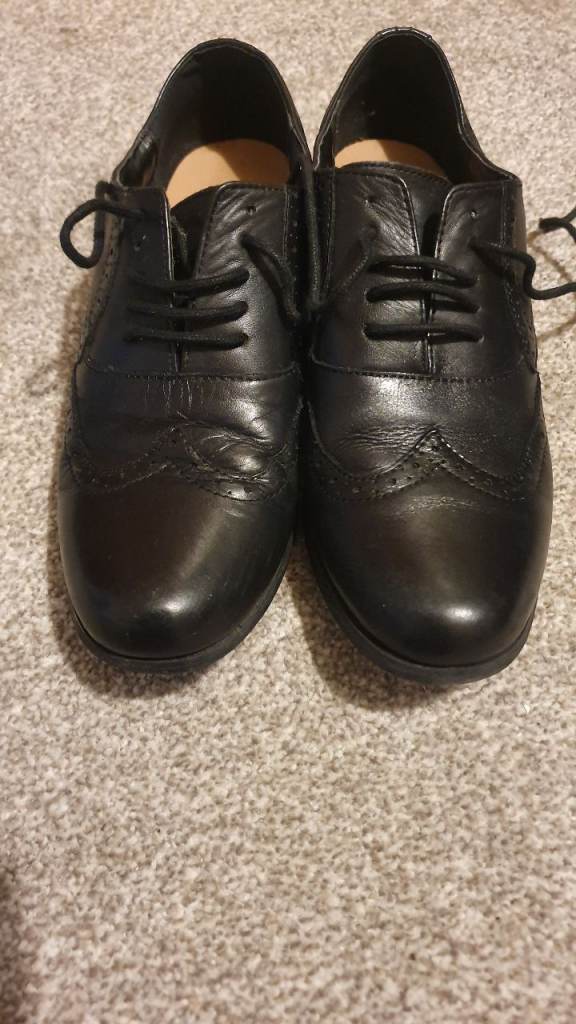 2 pairs ladies/ girls shoes size 6