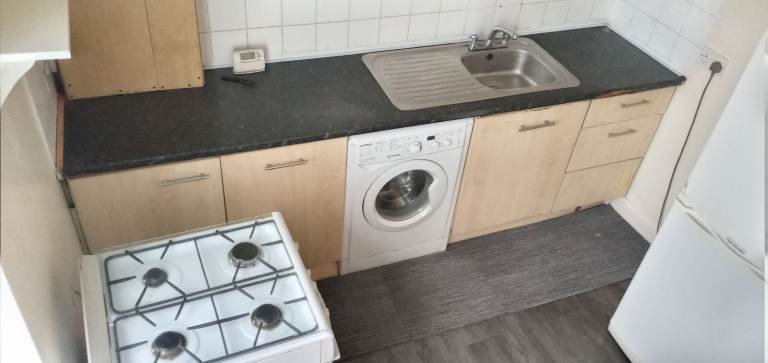 Fully Furnished 1 Bedroom 1ST Floor Flat to let Close to City Centre Location 