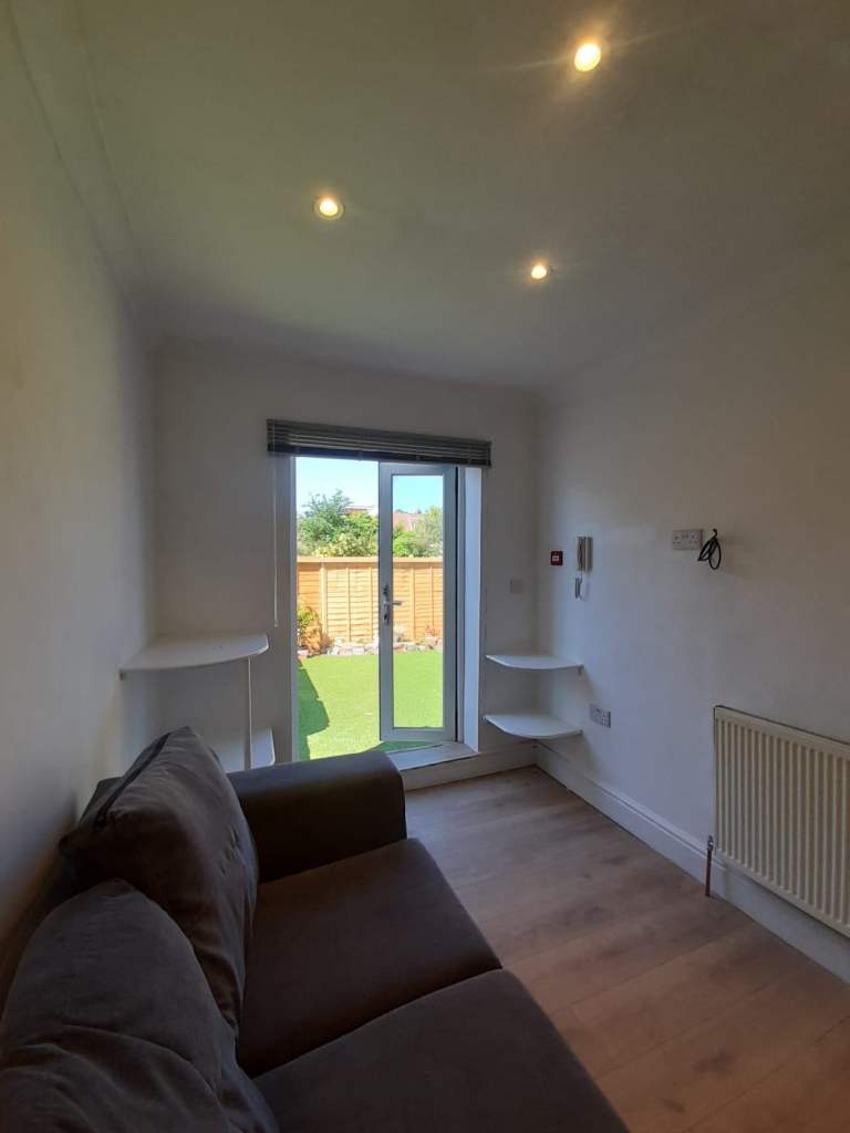 DSS 1BED GR FL FLAT+PRIV GARDEN OK SINGLE PARENT&CHILD 10 MIN WHITTON B.R. THEN 30 MIN WATERLOO