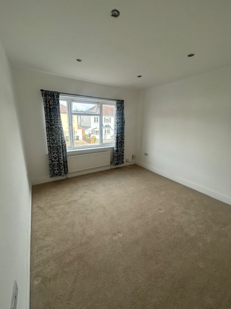 Spacious 4-Bed House | 2 Baths | Double Driveway | CR7 | £3,300 PCM