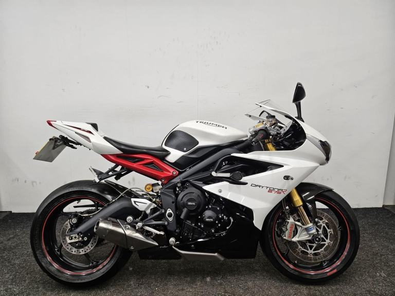 TRIUMPH DAYTONA 675 R ** BREMBO 19 RCS - OHLINS SUSPENSION - BREMBO BRAKES **